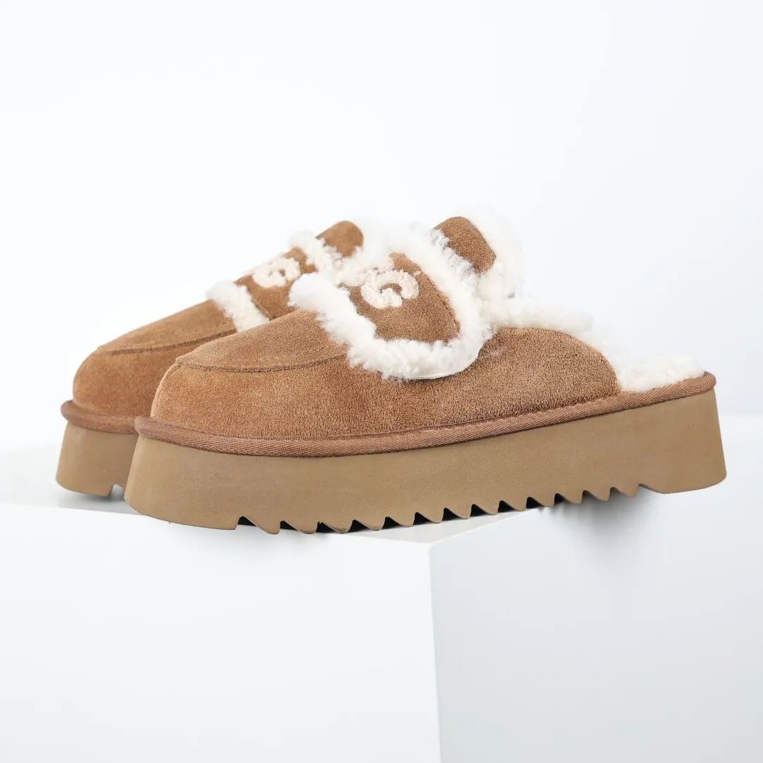 Pick up locally 💰580 Core recommended good price It is a very suitable choice for home furnishings. In the new year, uug launched a series of styles, which are partial to the preferences of young consumers and have also moved to the forefront of fashion trends. Shoe body material: water-repellent coated suede upper, 17 mm UGGPURE™ implantable wool insole, lightweight non-slip and comfortable rubber outsole, with brand LOGO and trademark, with full packaging Size: 35 36 37 38 39 40